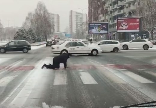 Vjerovali ili ne: Puzao preko pješačkog prelaza zbog snijega (Video)