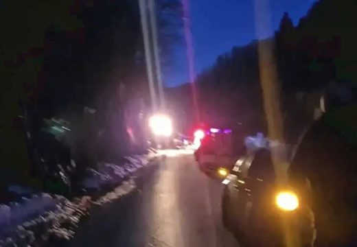 Drama na putu: Stijena se obrušila na automobil, povrijeđena žena (Video)