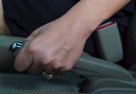 Zamrzavanje ručne kočnice: Kako bezbjedno riješiti problem