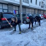 Ledolomci iz Bijeljine: Odbornik SNSD-a i direktor FK “Radnik” čiste snijeg nakon što je gradonačelnik najavio kazne