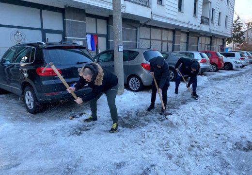 Ledolomci iz Bijeljine: Odbornik SNSD-a i direktor FK “Radnik” čiste snijeg nakon što je gradonačelnik najavio kazne