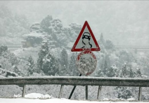 Vozači oprez: Poledica i snijeg na kolovozu