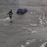 Zvornik: Oglasio se vatrogasac Rade koji je ušao u ledenu Drinu i upalio golf