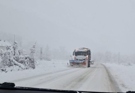 Lopare: Puteve čisti skoro 30 mašina, nema struje u nekoliko mjesnih zajednica (Foto)