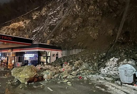 Umalo tragedija u Zvorniku: Kamenje se obrušilo na benzinsku pumpu