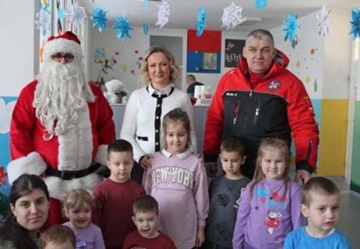 Lopare: Djed Mraz Trajan iz Semberije podijelio paketiće mališanima u Dječijem vrtiću