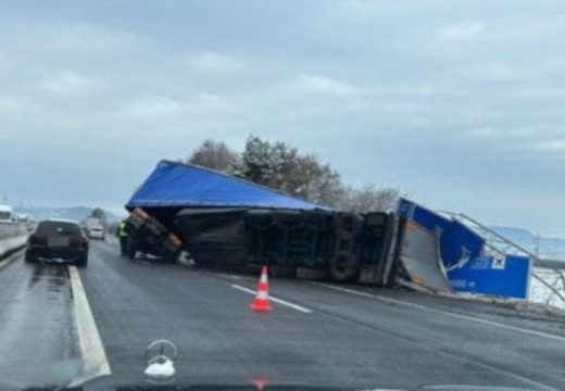 Težak udes u Austriji: Vozaču iz BiH prevrnuo se kamion