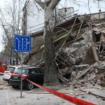 Oglasili se i iz hitne pomoći: Urušila se kuća u Beogradu, oštećeni automobili (Foto)