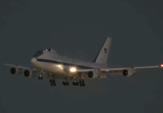 SAD: Iznad Los Anđelesa snimljen “avion sudnjeg dana” (Video)