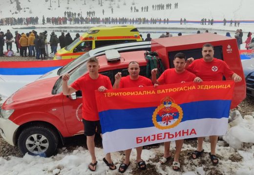 Bogojavljenje: Bijeljinski vatrogasci na Bogojavljenskom plivanju za Časni krst na Busiji
