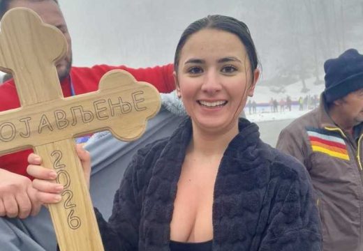Plivanje za časni krst na Majevici: Jovana Kršić prva doplivala do časnog krsta (Foto)