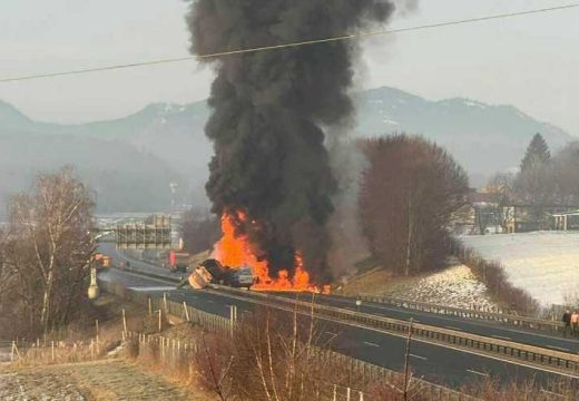 Hronika: Detalji stravične nesreće u Sloveniji; Poginuo vozač kombija