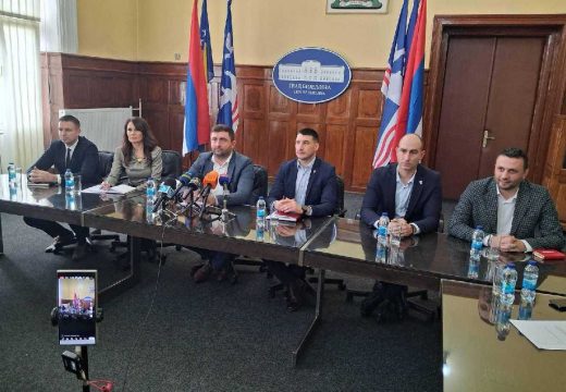 Konferencija za štampu gradonačelnika Bijeljine i njegovih saradnika: Neophodno kreditno zaduženje za brojne projekte