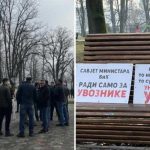 RS: Mljekari stigli u park “Mladen Stojanović” u Banjaluci; “Uništi nas uvoz” (Foto)
