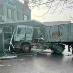 Nezgoda: Udes kod Bijeljine, šleper udario u zgradu preduzeća (Foto)