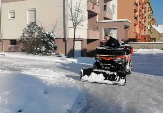 RS: Srđan Ilić pomaže komunalcima i uveseljava djecu (Video)