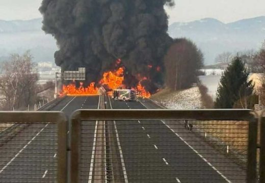 Težak udes u Sloveniji: Vozila u plamenu, saobraćaj u prekidu (Video)