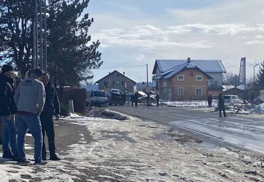 Težak udes kod Prnjavora: Sudar mercedesa i šlep službe (Foto)