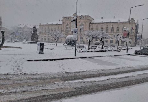 Zimski uslovi otežavaju kretanje: Obilne snježne padavine u Bijeljini (Foto)