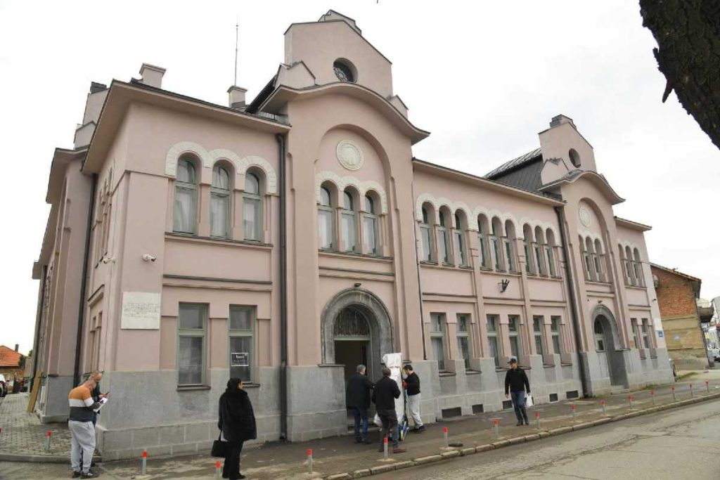 Postavljen u prostorije Sokolskog doma: Koncertni klavir od pola miliona KM stigao u Bijeljinu (Foto)