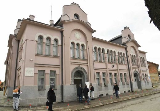 Postavljen u prostorije Sokolskog doma: Koncertni klavir od pola miliona KM stigao u Bijeljinu (Foto)