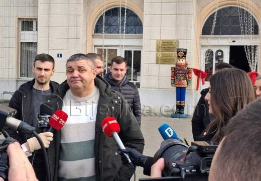 Bakajlić odgovorio Vučkoviću: “Malo mu bila plata od 4.000 KM, pa zaposlio i ženu u Gradsku upravu Bijeljina”