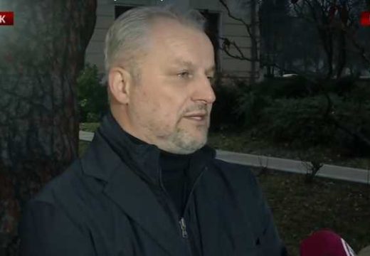 “Dva anesteziologa i kardiolog odmah upućeni u salu”: Direktor bolnice obratio se okupljenima koji traže odgovore o smrti Eme (4)