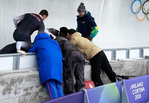 Nova drama na ZOI: Bob se prevrnuo pri punoj brzini, vozač u bolnici (Video)