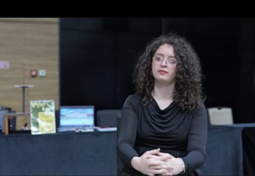 Ponos Semberije: Srednjoškolka Sara Jovanović iz Bijeljine osmislila “pametnu klupu” (Video)