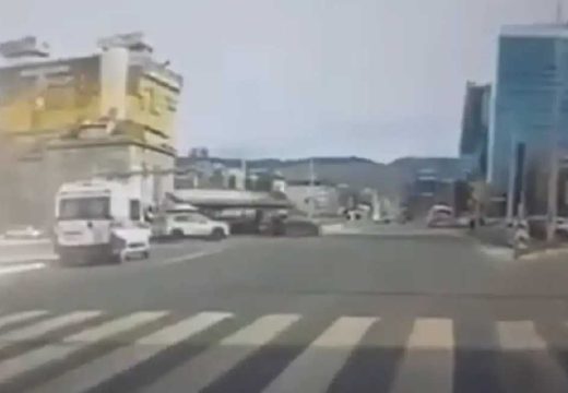 Dramatične scene na ulici: Pogledajte trenutak kada tramvaj iskače iz šina u Sarajevu (Video)