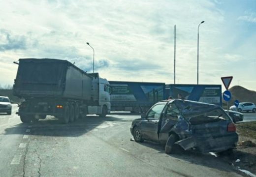 RS: Sudar kamiona i dva automobila na magistralnom putu Doboj-Derventa