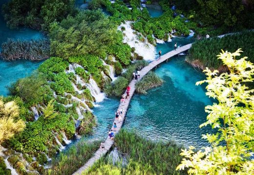 Protest u Hrvatskoj: Građani ne žele migrantski centar u Plitvičkim jezerima