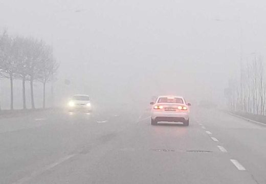 Vozači, vozite oprezno: Magla u kotlinama, kolovozi mokri i klizavi