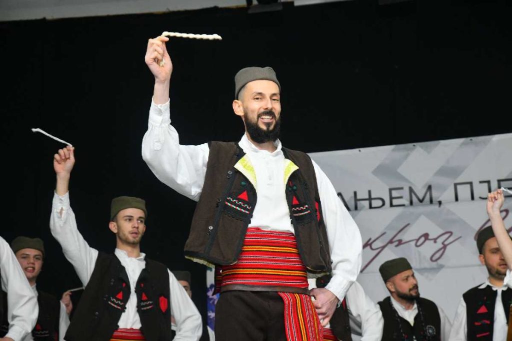 Pjesmom i igrom do finala: U Semberiji počelo festivalsko nadmetanje FOTO