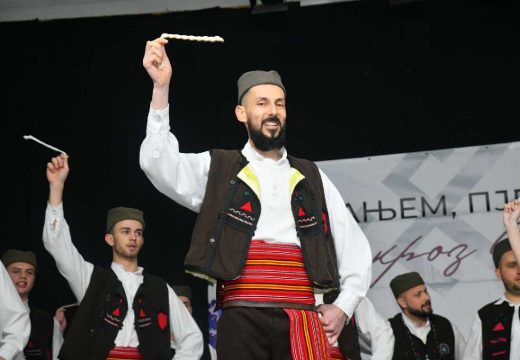 Pjesmom i igrom do finala: U Semberiji počelo festivalsko nadmetanje FOTO