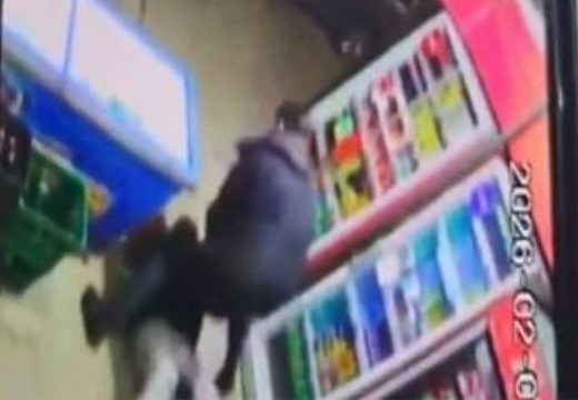 Srbija: Gradonačelnik Niša spasio ženu; Skočio na napadača koji je imao mačetu (Video)