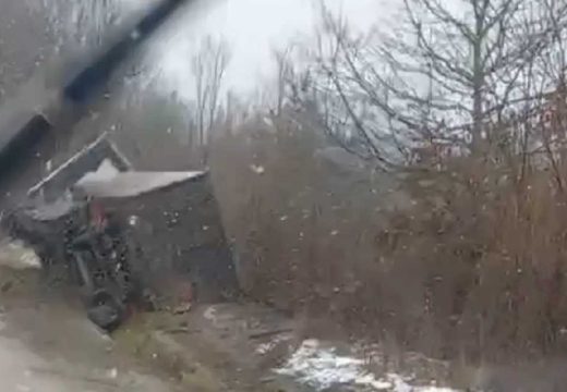 Vozači, oprez: Prevrnuo se kamion