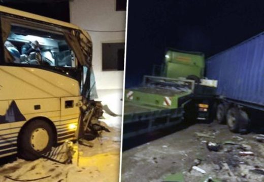 Sudar tri kamiona i autobusa: Dvije osobe pod ljekarskim nadzorom