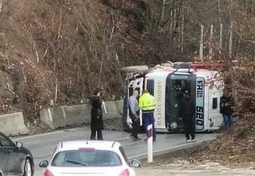 Teška saobraćajka u BiH, obustavljen saobraćaj: Prevrnuo se kamion, ima povrijeđenih