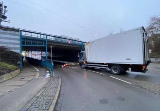 Njemačka: Vozač iz BiH zaglavio ispod podvožnjaka, iščupao čelični nosač