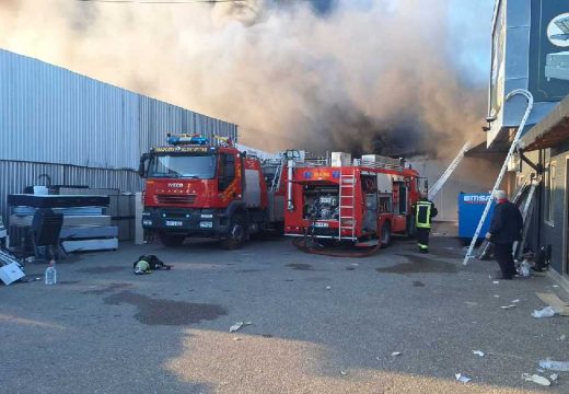 Vatrogasci se još bore sa vatrenom stihijom: U požaru u Brčkom povrijeđeno 8 radnika, svi priključeni na kiseonik