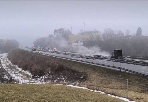 Lančani sudar u Sloveniji: Zapalio se kamion, dva vozača u bolnici (Video)