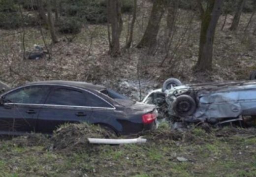 Težak sudar: Vozila završila pored puta, dvije osobe povrijeđene (Video)
