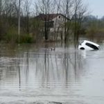 Dramatična situacija u Prijedoru: Voda nosila auto i vozača (Video)