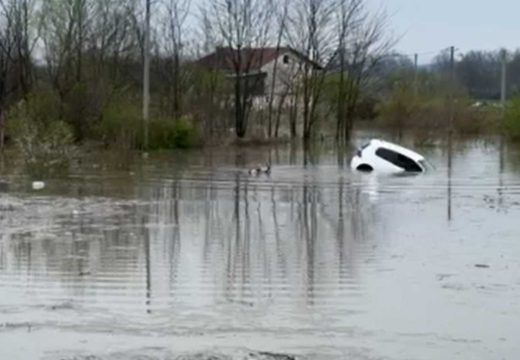 Dramatična situacija u Prijedoru: Voda nosila auto i vozača (Video)