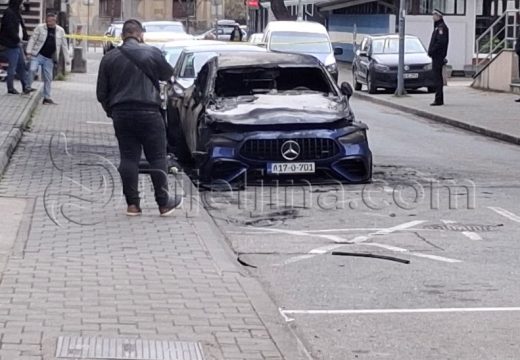 Oglasila se bijeljinska policija: Prijavljen požar na tri vozila (Foto)