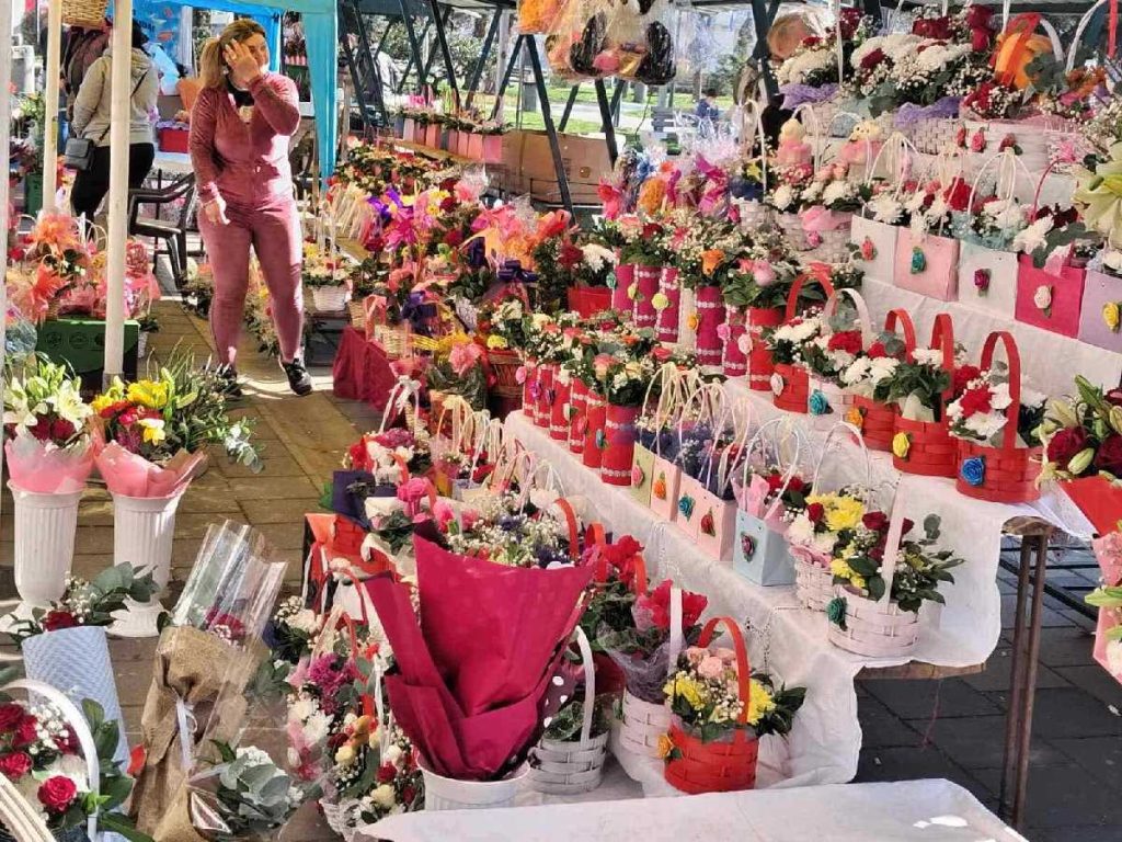 Uoči Osmog marta – Međunarodnog dana žena: Gradski trg u cvijetnom aranžmanu