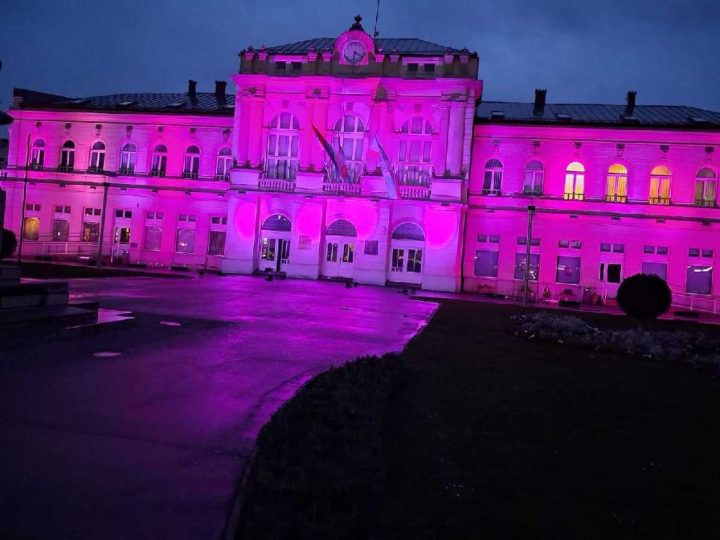 Bijeljina: Zgrada Gradske uprave u ljubičastoj boji