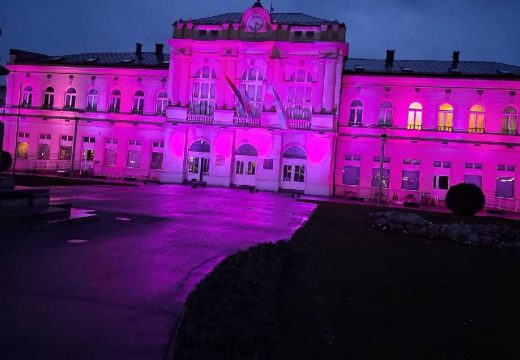 Bijeljina: Zgrada Gradske uprave u ljubičastoj boji