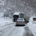 Snijeg pravi haos: Obustava saobraćaja na magistralnom putu Bijeljina – Tuzla VIDEO